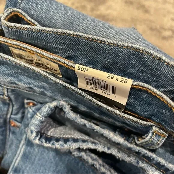 Levi's® Premium |501® ORIGINAL CROPPED WOMEN'S JEANS - Picture 6 of 7